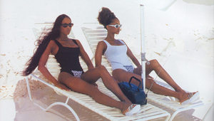 За год до начала вражды. Наоми Кэмпбелл и Тайра Бэнкс в купальниках Alaïa в 1992-м