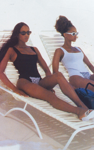 За год до начала вражды. Наоми Кэмпбелл и Тайра Бэнкс в купальниках Alaïa в 1992-м