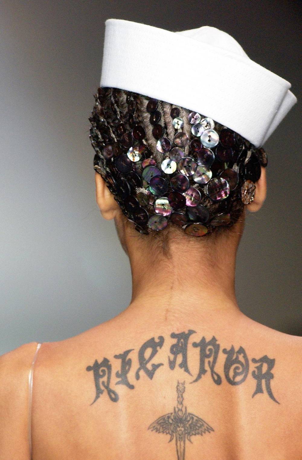 Ставим лайк: шапочка моряка — самый модный способ спастись от солнца в городе | theGirl