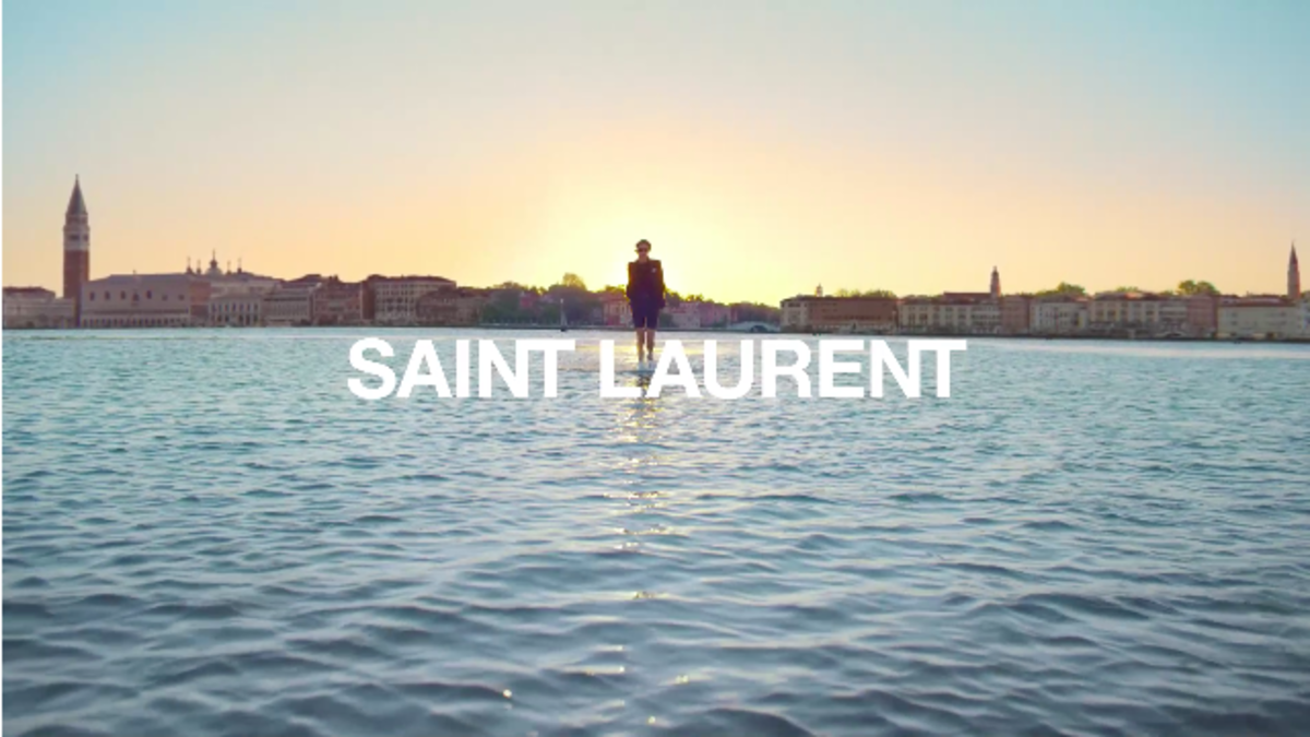 Рюши, кружево и ботильоны на высоком каблуке — в новой мужской коллекции Saint Laurent