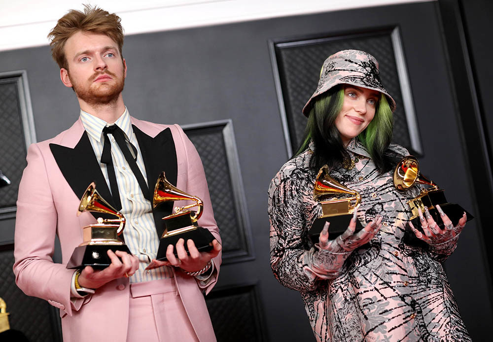 Билли айлиш when we all fall asleep where do we go. 725985460d26b5eded6367f55c84cd03. Билли айлиш when we all fall asleep where do we go фото. Билли айлиш when we all fall asleep where do we go-725985460d26b5eded6367f55c84cd03. картинка Билли айлиш when we all fall asleep where do we go. картинка 725985460d26b5eded6367f55c84cd03. Грустный подросток в мешковатой андрогинной одежде скачет по сцене, исполняя песню о неразделенной любви. 15-18-летние фанаты рейвятся под один только разряженный голос певицы. Примерно так выглядит каждый концерт Билли Айлиш — нового кумира подростков, у которой нет единого стиля ни в выборе одежды, ни образе, ни тем более в музыке. Билли айлиш when we all fall asleep where do we go. 725985460d26b5eded6367f55c84cd03. Билли айлиш when we all fall asleep where do we go фото. Билли айлиш when we all fall asleep where do we go-725985460d26b5eded6367f55c84cd03. картинка Билли айлиш when we all fall asleep where do we go. картинка 725985460d26b5eded6367f55c84cd03. Грустный подросток в мешковатой андрогинной одежде скачет по сцене, исполняя песню о неразделенной любви. 15-18-летние фанаты рейвятся под один только разряженный голос певицы. Примерно так выглядит каждый концерт Билли Айлиш — нового кумира подростков, у которой нет единого стиля ни в выборе одежды, ни образе, ни тем более в музыке.