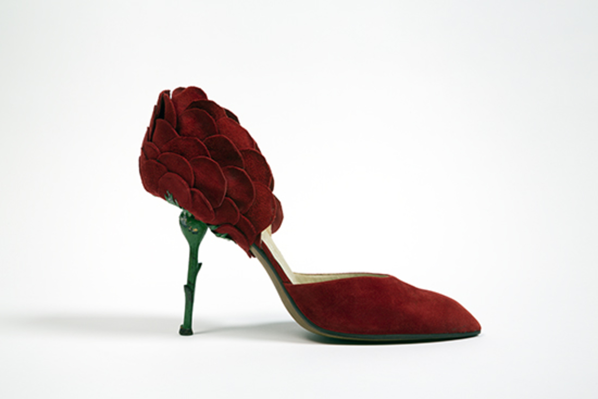 Нью-Йоркский музей FIT посвятил выставку влиянию цветка розы на модную индустрию