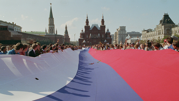30 лет назад над Белым домом подняли новый российский флаг. Вот его история: в цветах и деталях