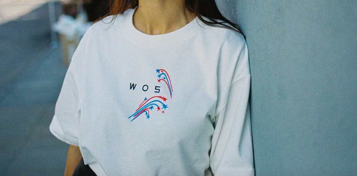 Российский бренд WOS выпустил футболки к дню рождения велокафе «Салют»