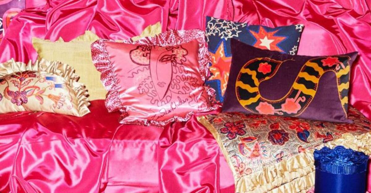 Розовые сумки Frakta, подушки и прозрачные вазы — в коллекции Зандры Роудс для IKEA