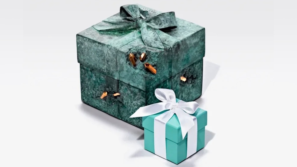Браслет и скульптуры-коробочки Tiffany & Co — в коллаборации с художником Дэниелом Аршамом