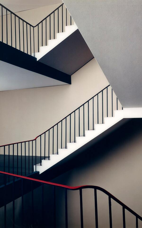 Истории 5 снимков Томаса Деманда. Вы думаете, это лестница и трава? Нет, это макеты из бумаги!