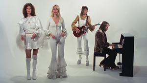 ABBA возвращаются! А вместе с ними сапоги на платформе, деним в стразах и прочее безумие 1970-х