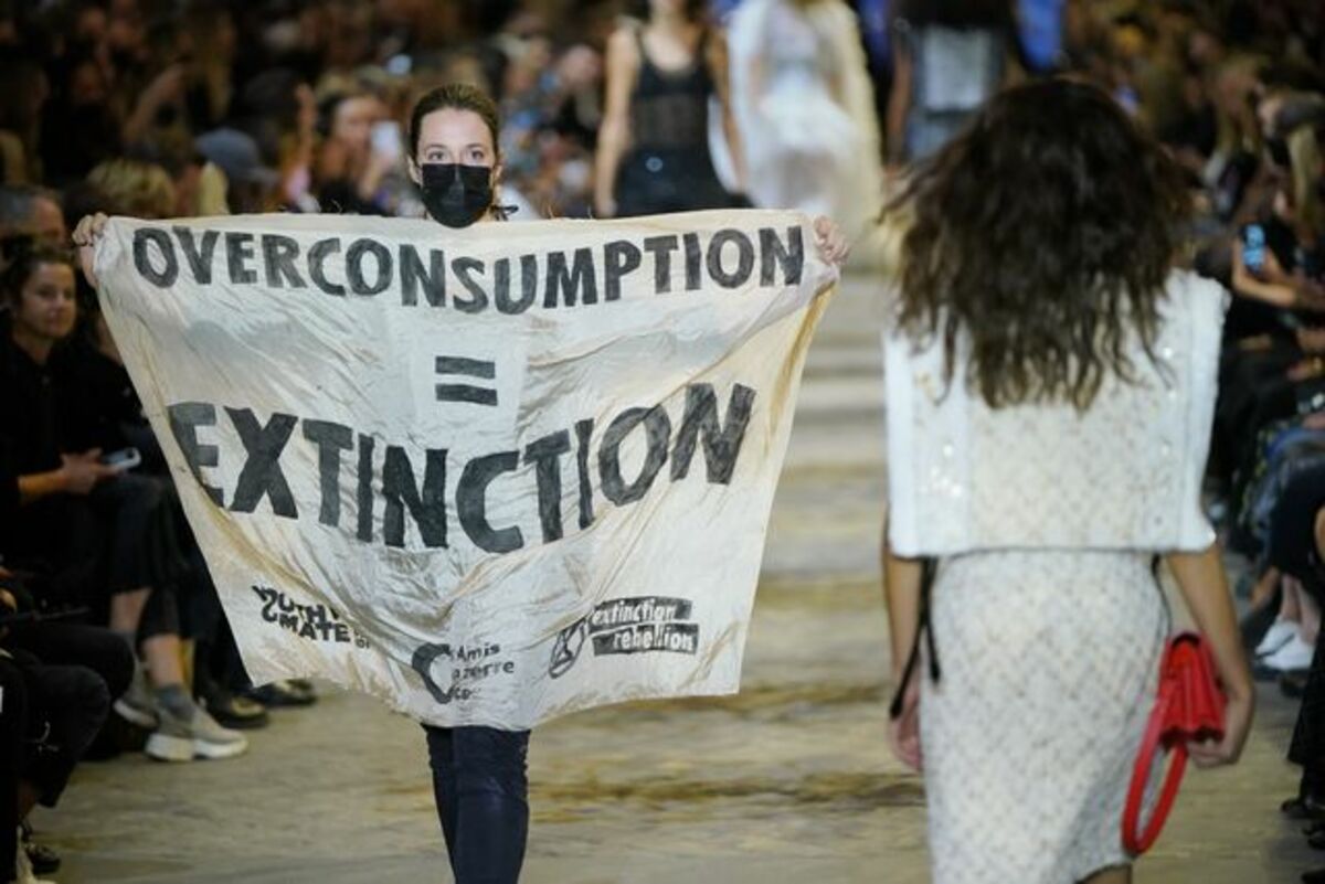 «Перепотребление = вымирание»: эко-активистка вышла на подиум во время шоу Louis Vuitton