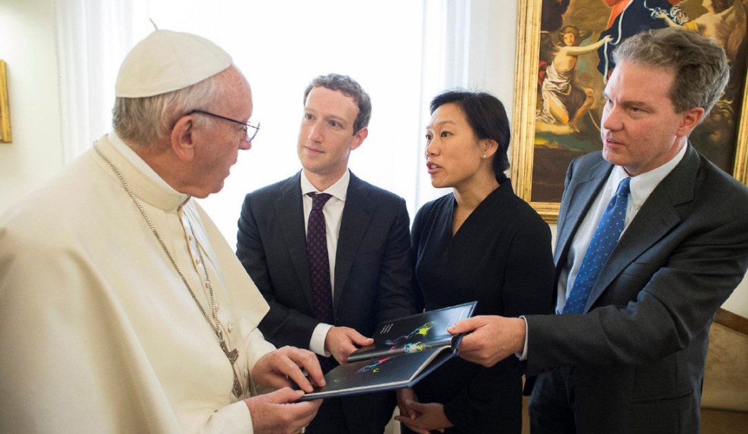 Марк Цукерберг надел костюм ради встречи с Папой Римским