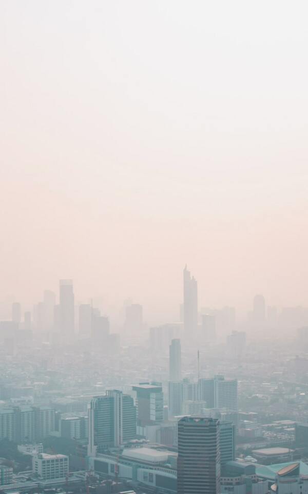 Самые красивые города мира в густом тумане. Узнаете, где на этих фото Москва, а где Лондон?