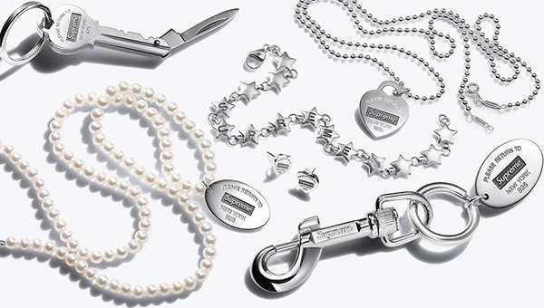 «Просьба вернуть в Tiffany & Co». История ожерелья и брелока из коллаборации бренда с Supreme
