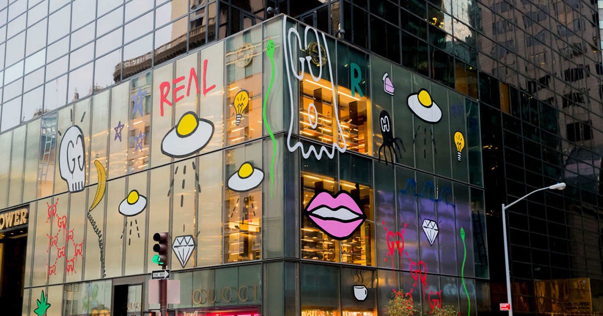 Граффити-художник украсил бутик Gucci на углу Пятой Авеню