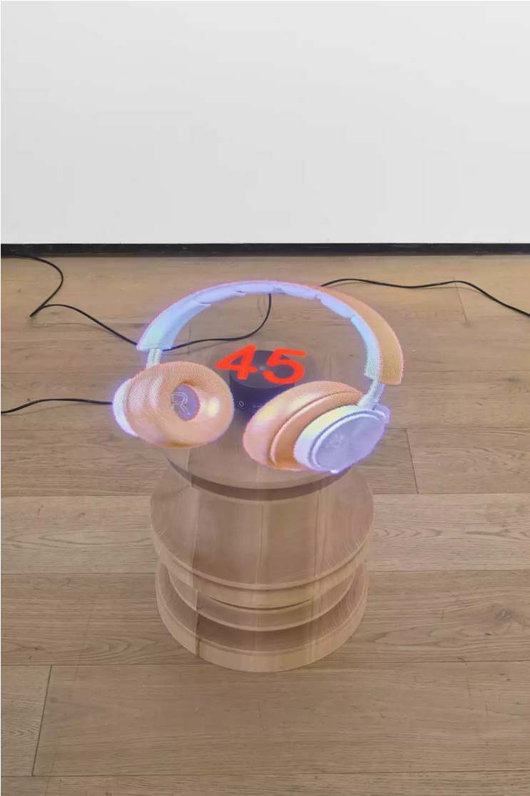 Как большие накладные наушники стали самым модным аксессуаром 2022 года