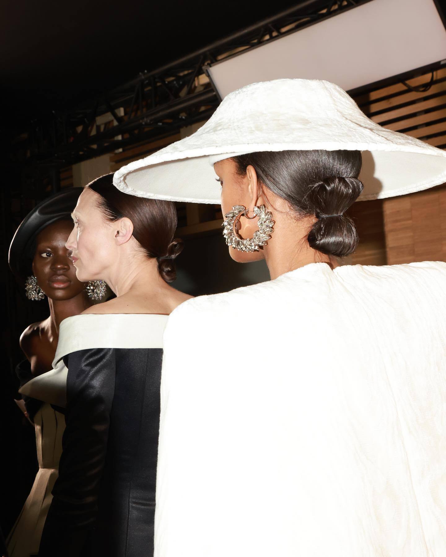 Вертикальные банты с показа Balmain: как повторить модную прическу