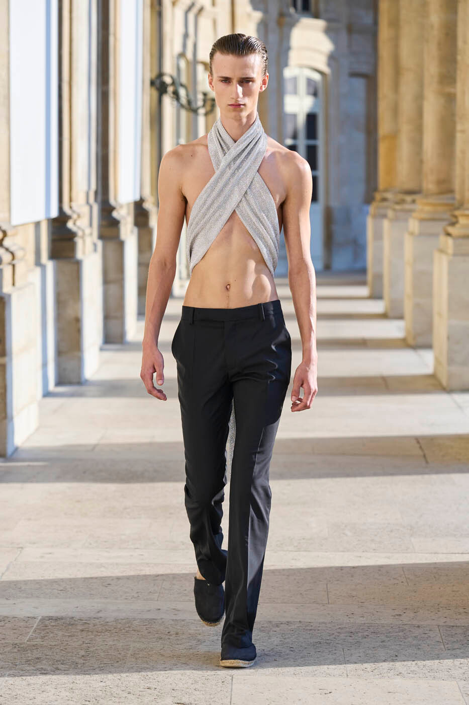 Тренды лета-2024 в мужской моде: лён, новый костюм, широкие брюки и яркие рубашки