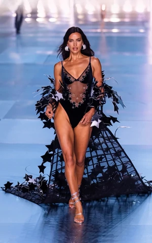 Чудо в перьях. Как прошло Victoria’s Secret Fashion Show 2024 в 25 кадрах