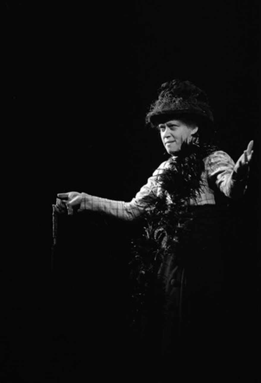 Ақ юбка мен нейлон шұлық киген сексуалды әйел Стефани Жалқаутаудағы жалаңаш суреті