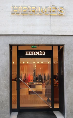 Luxury fatigue в четвертом квартале клиентов Hermès не коснулась — продажи бренда выросли