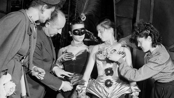 Кристиан Диор на примерке костюмов к балету Ролана Пети'' 1947