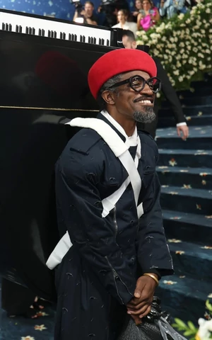 Беременная Рианна, Жанель Монэ в шкафу и André 3000 под роялем: Met gala 2025 в лучших кадрах