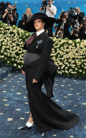 Мех, мантии и никаких штанов. 11 главных трендов с Met Gala 2025 