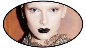 Сияющая кожа, благородные укладки, перья, кровь и слезы на показах Haute Couture осень-зима 2025/2026