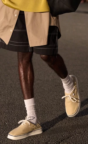 Из кожи, в цветочек и с вытянутым мысом. Как Vans Authentic вновь оказались на подиумах