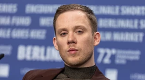 Британский актер Джо Коул сыграл Александра Маккуина