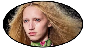 Гофре с Moschino, пикси с Brandon Maxwell и другие способы придать объем тонким волосам 
