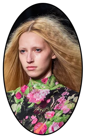 Гофре с Moschino, пикси с Brandon Maxwell и другие способы придать объем тонким волосам 