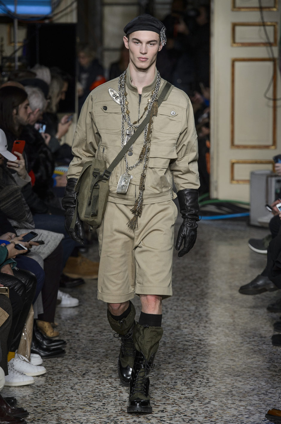 Moschino%2C%20%u043E%u0441%u0435%u043D%u044C-%u0437%u0438%u043C%u0430%202017/2018