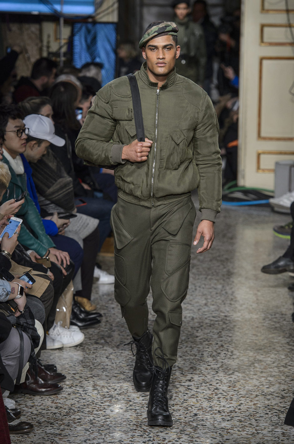 Moschino%2C%20%u043E%u0441%u0435%u043D%u044C-%u0437%u0438%u043C%u0430%202017/2018