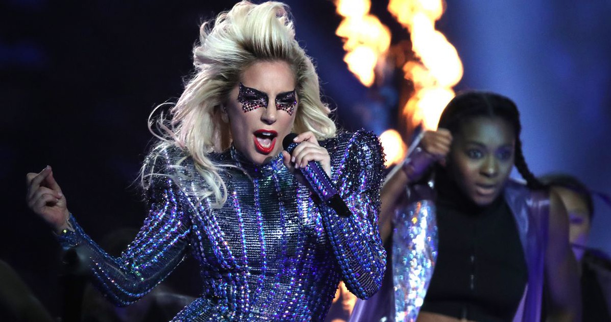 Леди Гага выступила между таймами Супербоула