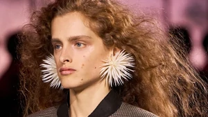 Пушистые, словно после дождя, кудри — тренд сезона. Разбираемся, как подчеркнуть самую модную текстуру волос