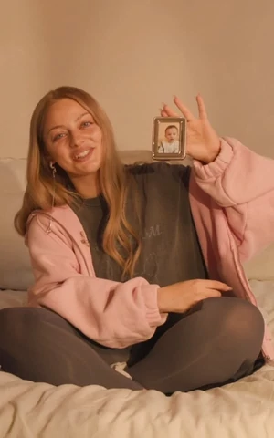 Подарки Исамайи Френч, наушники от Мовалолы и сумка forbitches. Прикроватный столик Кати Кищук