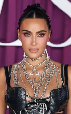 У Ким Кардашьян диагностировали аневризму головного мозга. Она обвинила в этом Канье Уэста