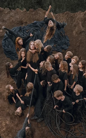 О лебеде, съевшем железный цветок, — в главных выставках ноября