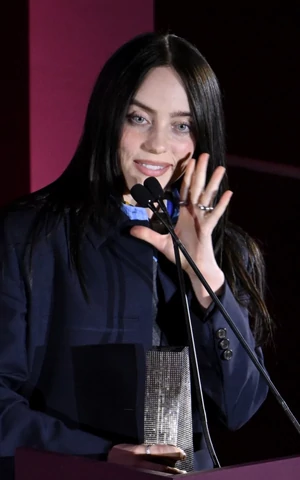 Билли Айлиш призвала миллиардеров раздать деньги нуждающимся