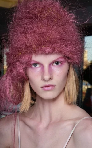 Фуксия на веках, губы цвета жвачки и пунцовый румянец. Ярко-розовый цвет в макияже переживает ренессанс 