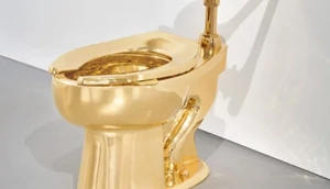 Золотой унитаз Маурицио Каттелана выставят на торги