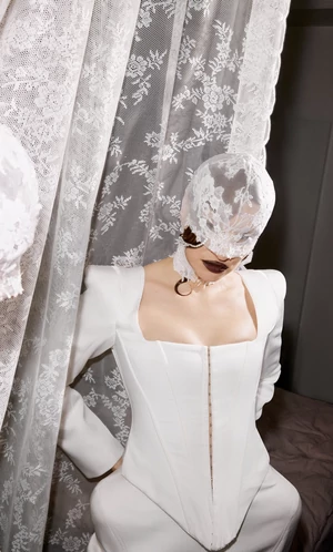 Платье шахматной королевы, кутюрные голуби и казаки судьбы. История трех свадебных образов Марии Миногаровой