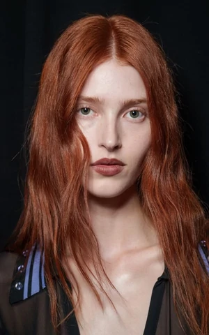 Блески — все? На модных показах, в кино и соцсетях губы матовые и слегка покусанные 