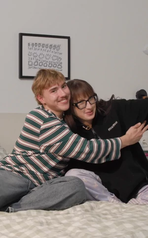 Тревожная коробка и косметичка с сухарями. Прикроватный столик Лизы Барашик и Саши Теслонда