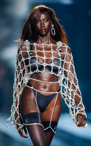 Дерется на ножах, пишет маслом и делает 30 шоу в сезон. Чем примечательна суданская модель Анок Яй  