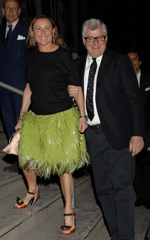 Новогодние игрушки, свечи и… футболки. Как они стали праздничными нарядами для вечеринок 