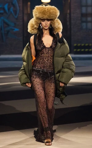 Ушанка + вечернее платье — верный способ попасть в новогоднюю светскую хронику