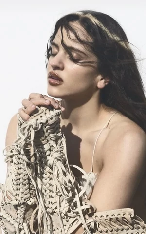 Ничего святого! Нимб в волосах, как у Росалии — яркий тренд в окрашивании этой зимой