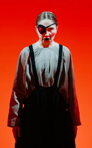 Дядя и идиоты в состоянии аффекта: что смотреть в театрах в декабре