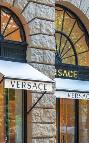 Prada Group завершила сделку по покупке Versace